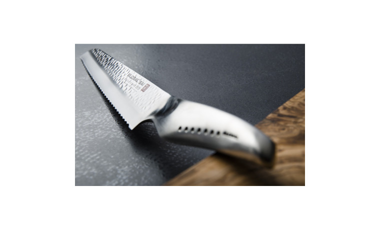 Couteau à pain japonais 17 cm Global Sai M04
