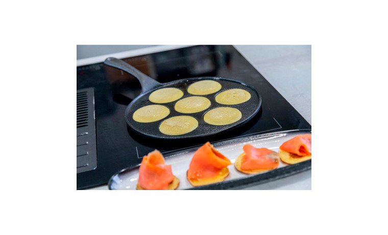 Poêle induction en fonte à mini blinis - 7 trous