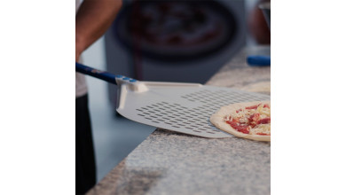Pelle à pizza en aluminium anodisé rectangulaire perforé Linea Azzurra – longueur 30 cm – avec manche 30 cm - La pelle à pizza