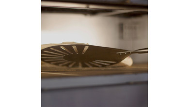 Petite pelle à pizza en inox perforée 20 cm, avec manche 75 cm – idéale pour le service en cuisine professionnelle et la manipul