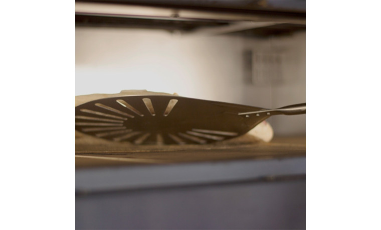 Petite pelle à pizza en inox perforée 20 cm, avec manche 75 cm – idéale pour le service en cuisine professionnelle et la manipul