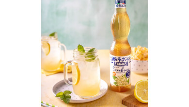 Sirop de Fleurs de Sureau Fabbri pour boissons, desserts et créations glacées en cuisine professionnelle - Bouteille de 560ml