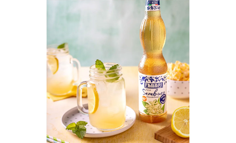 Sirop de Fleurs de Sureau Fabbri pour boissons, desserts et créations glacées en cuisine professionnelle - Bouteille de 560ml