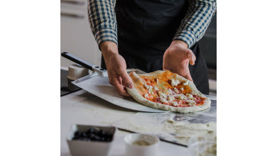 Kit pizza professionnel en inox : pelle à pizza 30 cm, plateau de service et roulette de découpe - Le kit