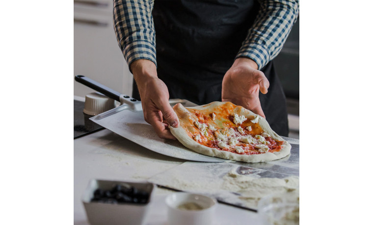 Kit pizza professionnel en inox : pelle à pizza 30 cm, plateau de service et roulette de découpe - Le kit