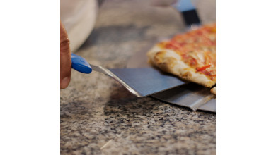 Petite pelle triangulaire en inox pour le service de pizza et tartes en cuisine professionnelle - La pelle de service