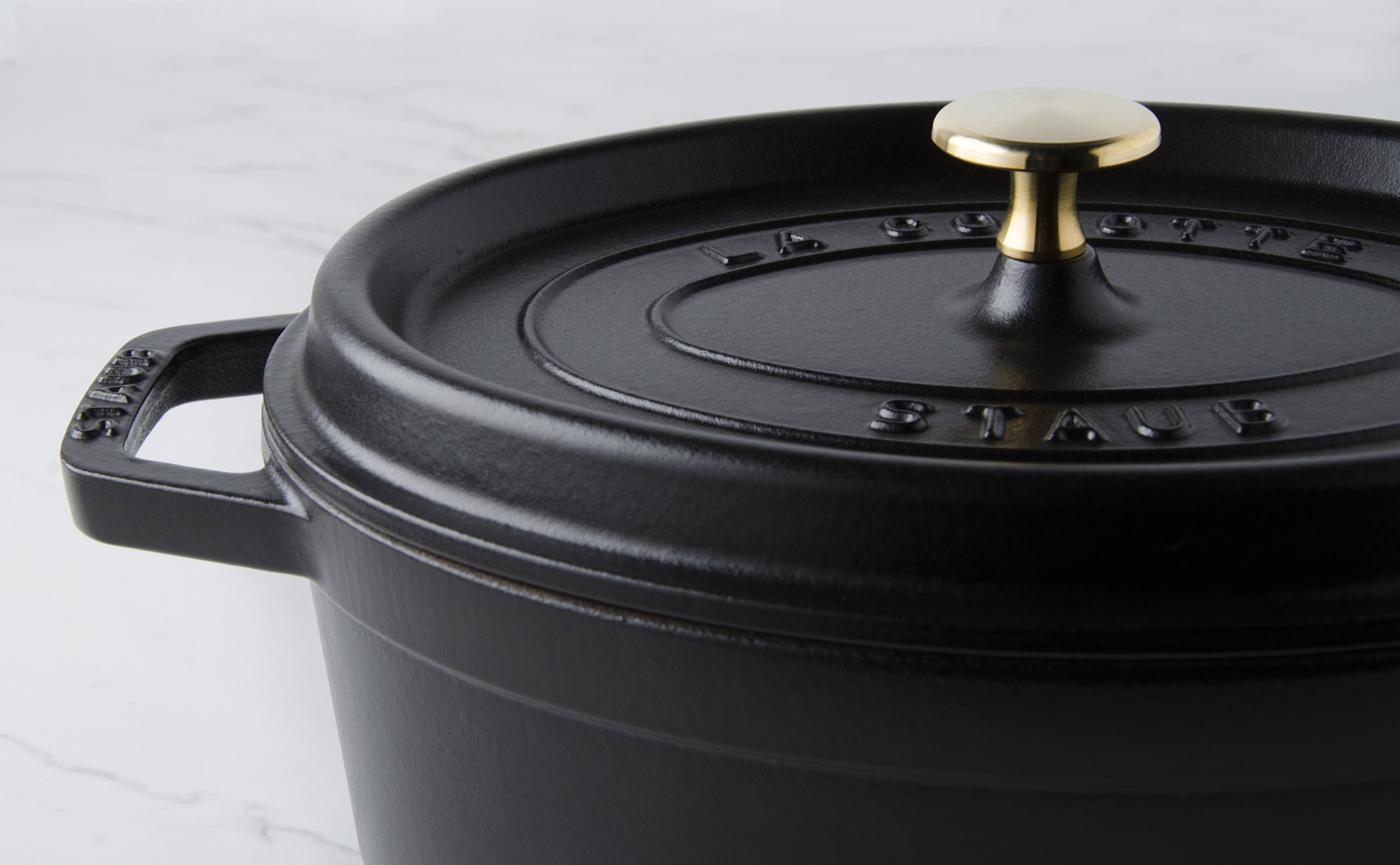 Cocotte en fonte ovale 31 cm noir mat STAUB - Culinarion