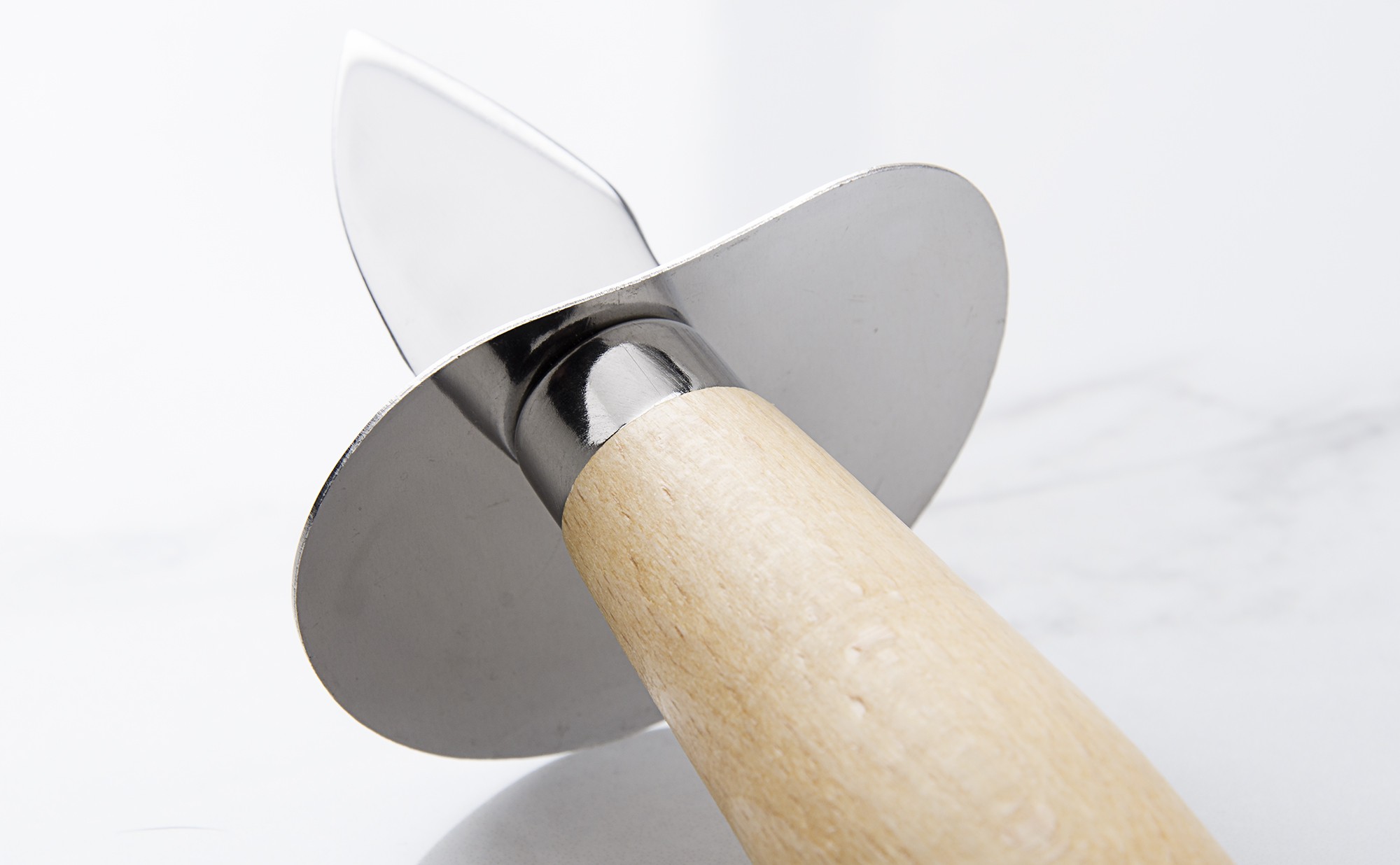 Professional oyster knife with guard