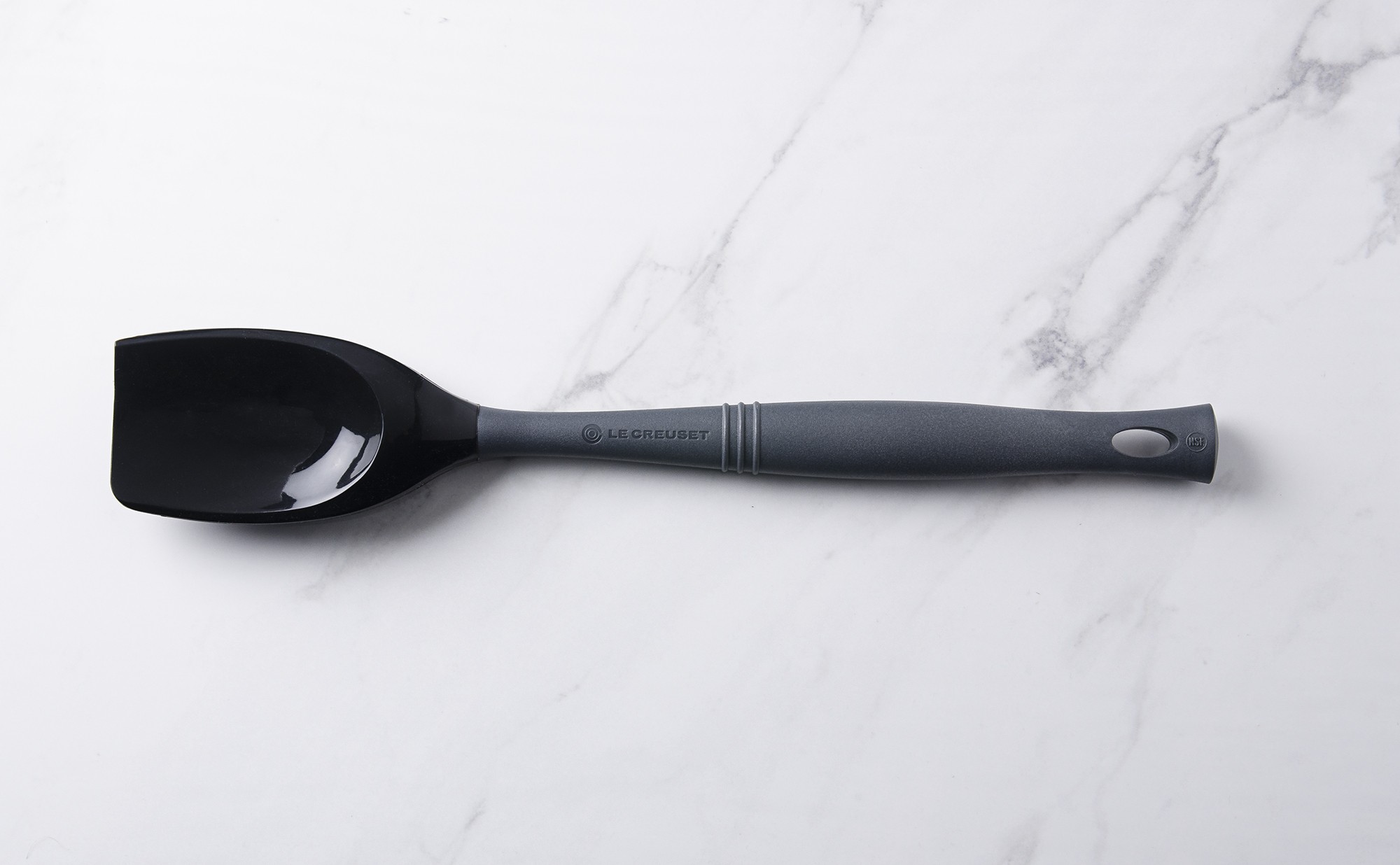 Spatule De Cuisine En Plastique Noir Et Cuillère Isolé Sur Fond