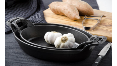 Stackable flat oval black cast iron 21 cm