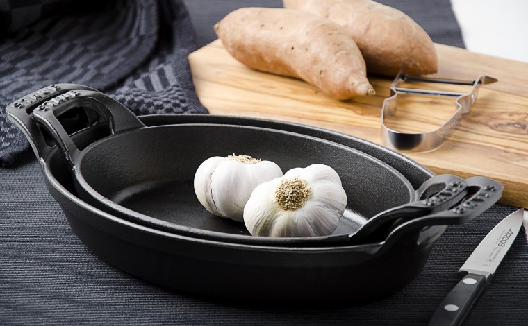 Stackable flat oval black cast iron 21 cm