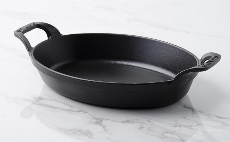 Stackable flat oval black cast iron 24 cm