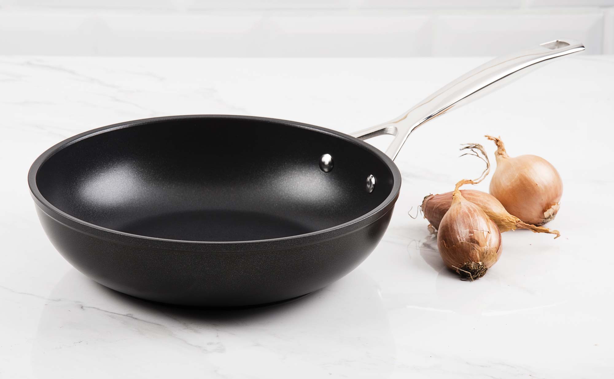 Wok induction anti-adhésif Le Creuset Les Forgées 30 cm - Colichef