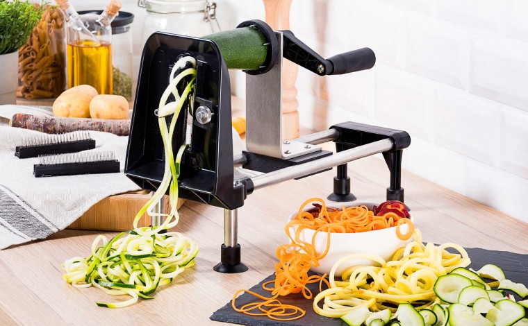 CUTTING VEGETABLES THE GOURMET WHEEL