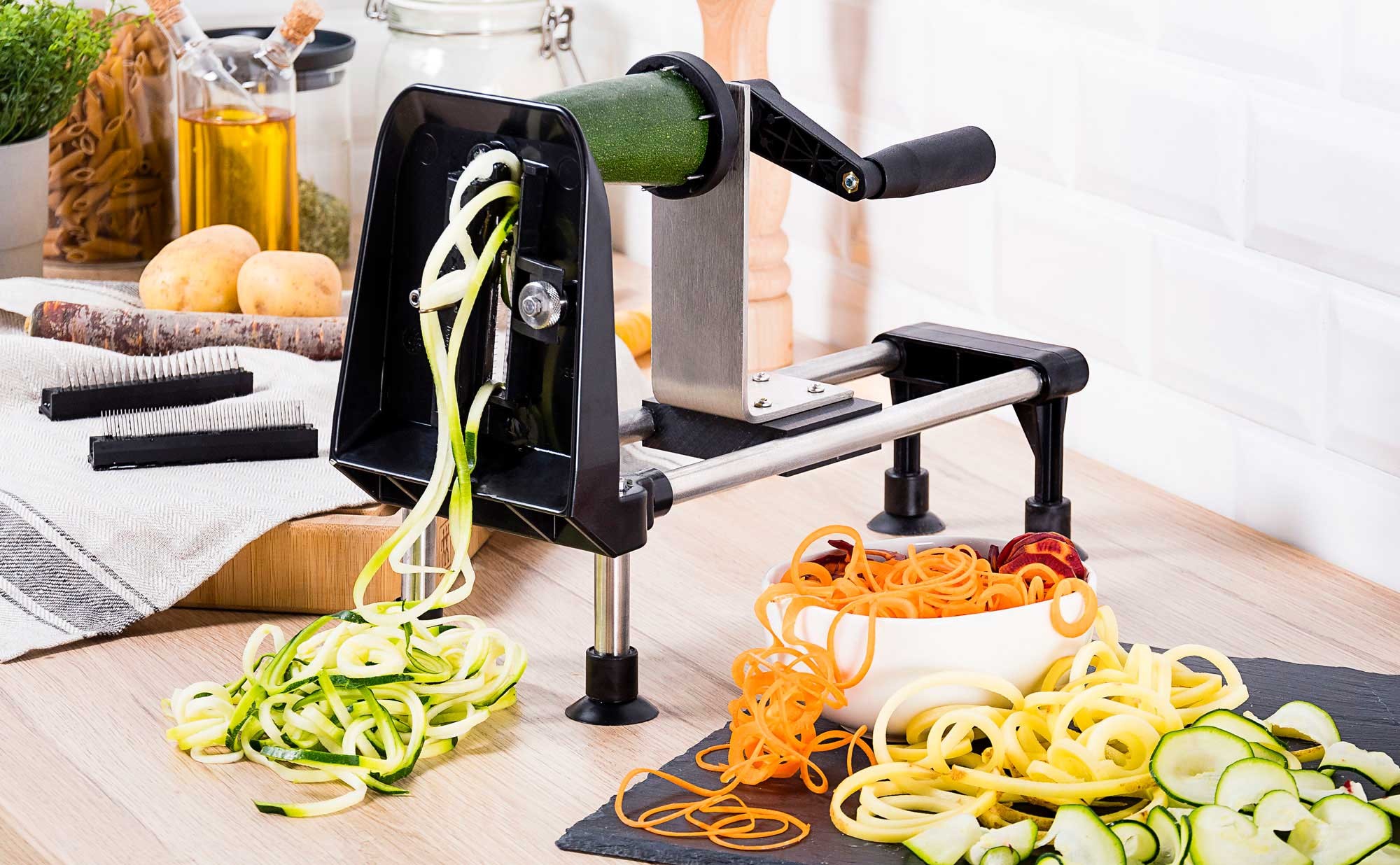 Ustensiles de découpe pour faire des spaghettis de légumes