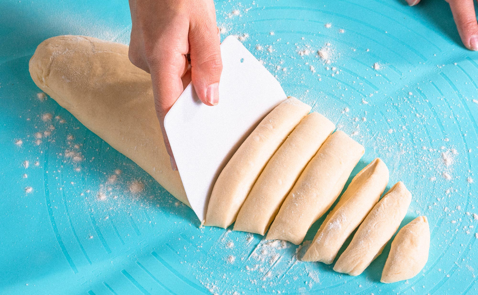 Spatule Pour Racler Les Fonds De Marmite Coupe-pâte grand format - Colichef.fr
