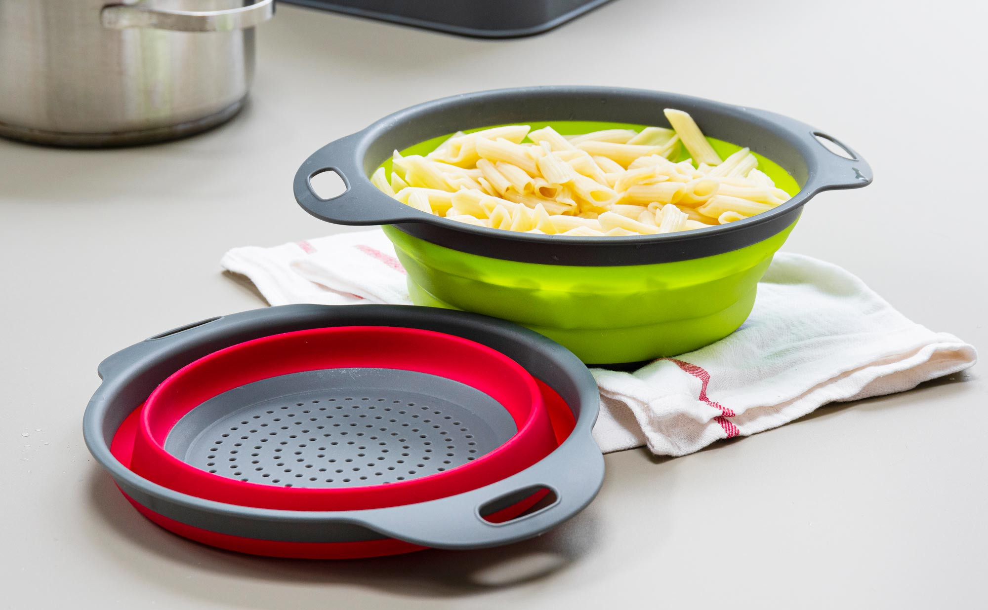 Passoire en silicone avec 2 entonnoirs pliables - Fixez la passoire à la  casserole pour égoutter vos aliments - FineGood Red : : Cuisine et  Maison